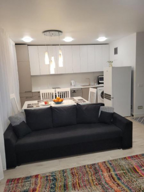 WHITE APARTMENTS free parking self check-inn